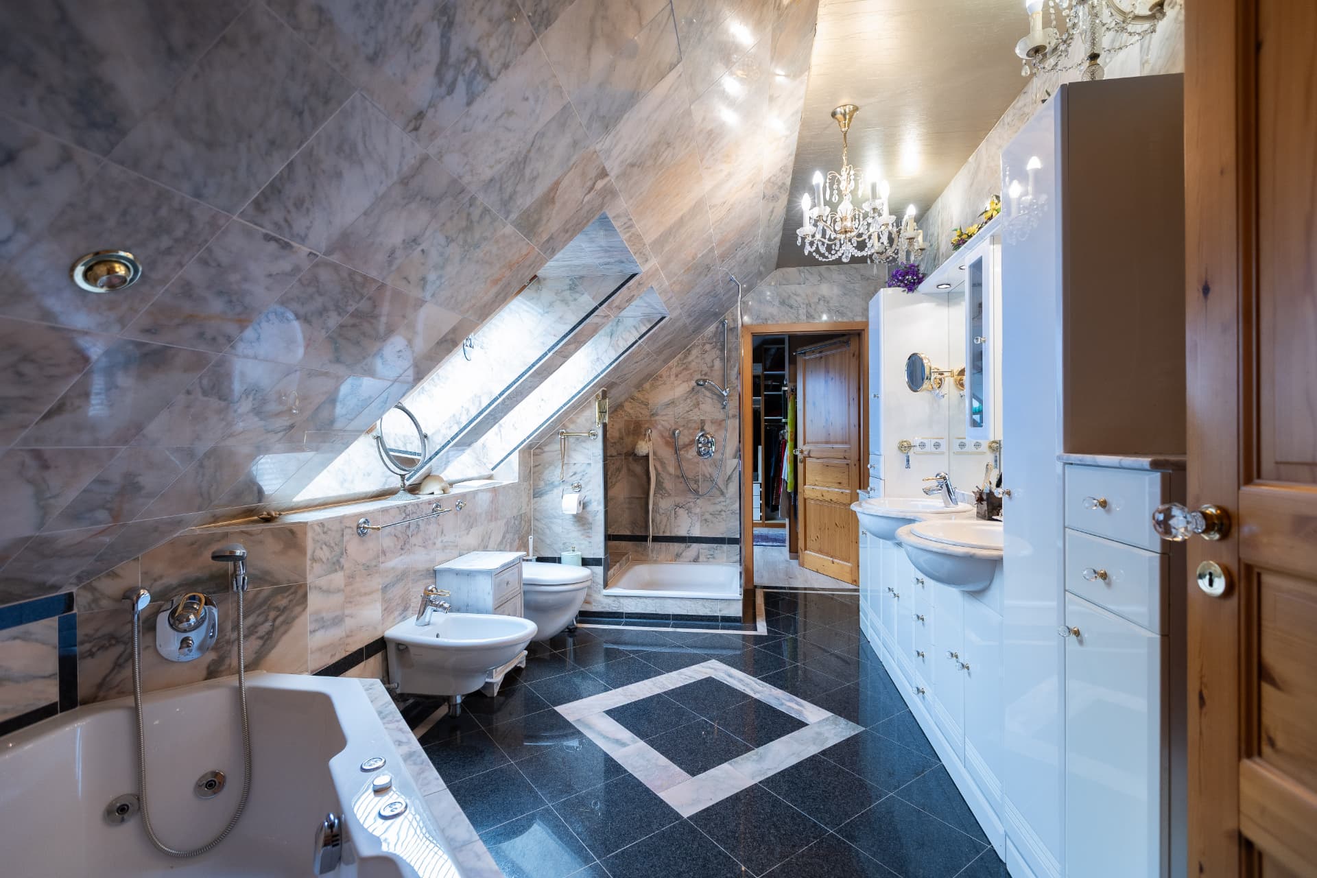 Großes Vollbad im Dachgeschoss mit Wanne, Dusche und Waschtisch