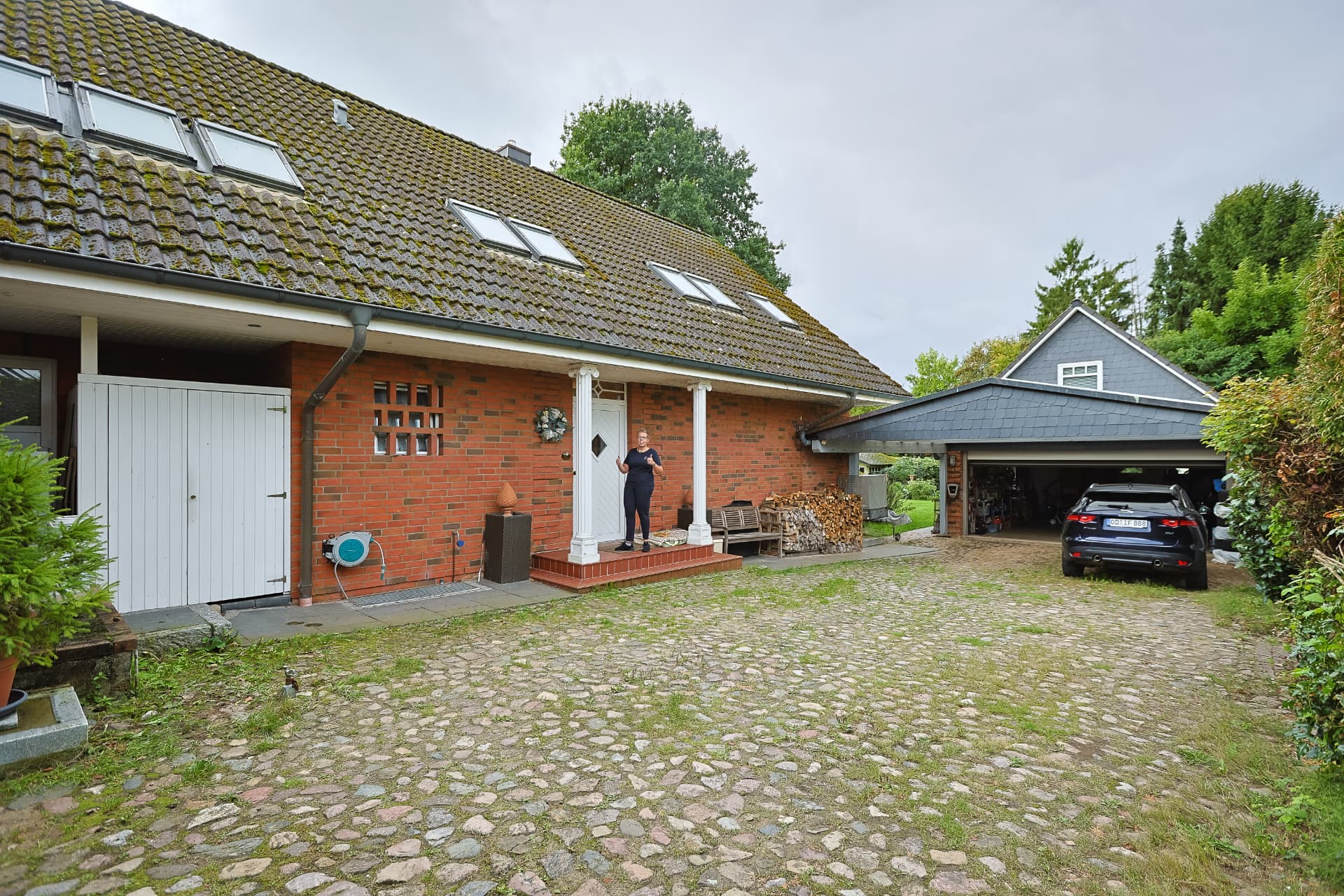 Backstein-Einfamilienhaus mit Doppelgarage und gepflasterter Zufahrt