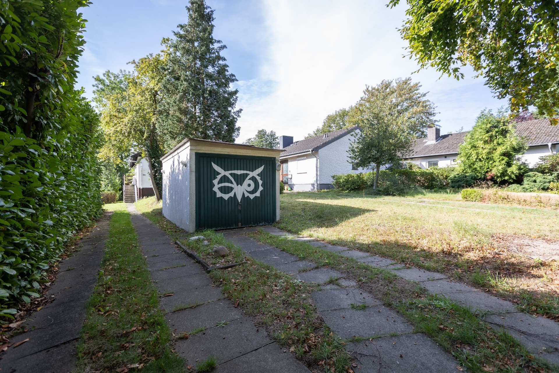 Zufahrt mit Garage und Gehweg zum Hauseingang