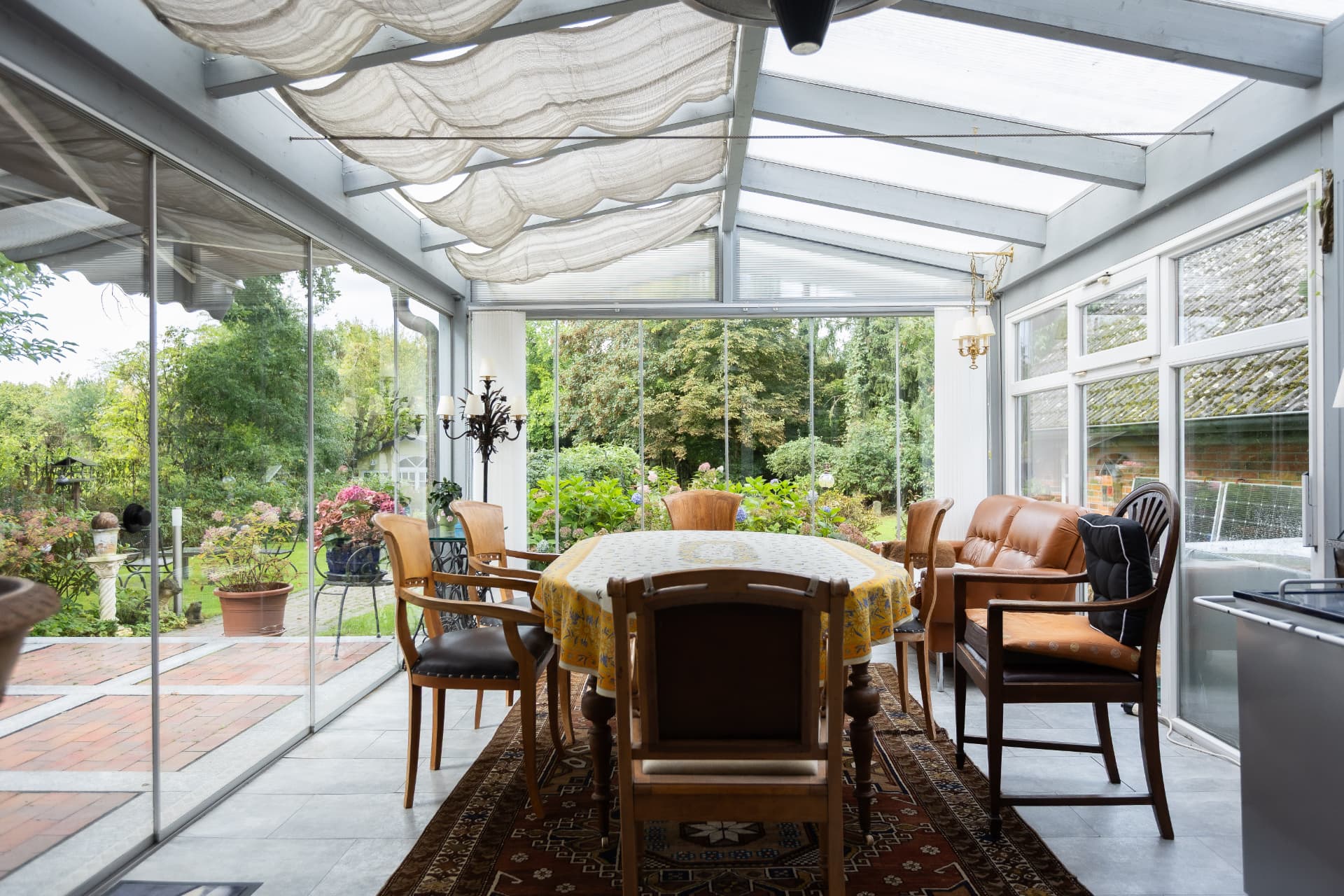 Wintergarten mit Glasfront und Blick in den Garten