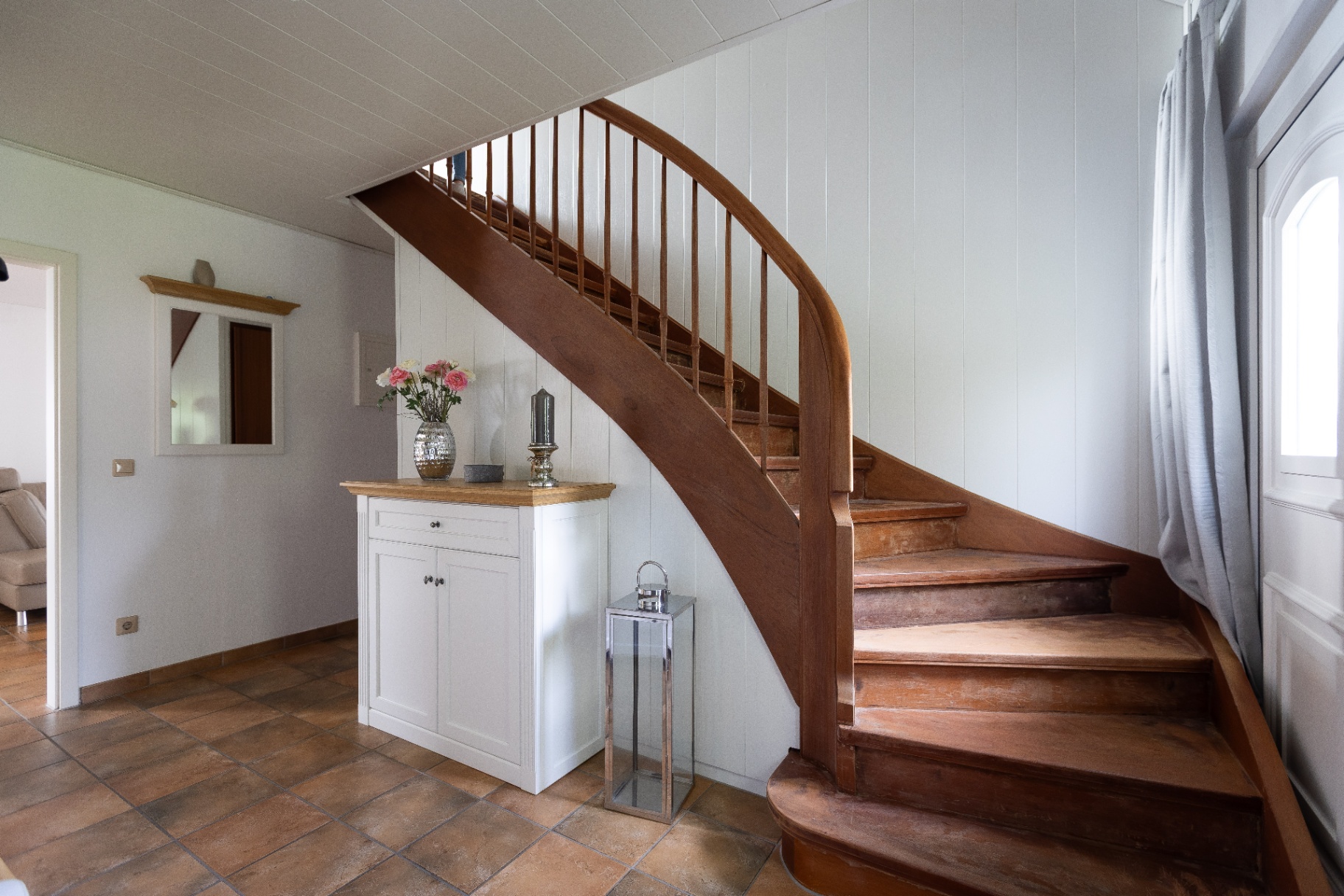 Einladender Eingangsbereich mit Treppe