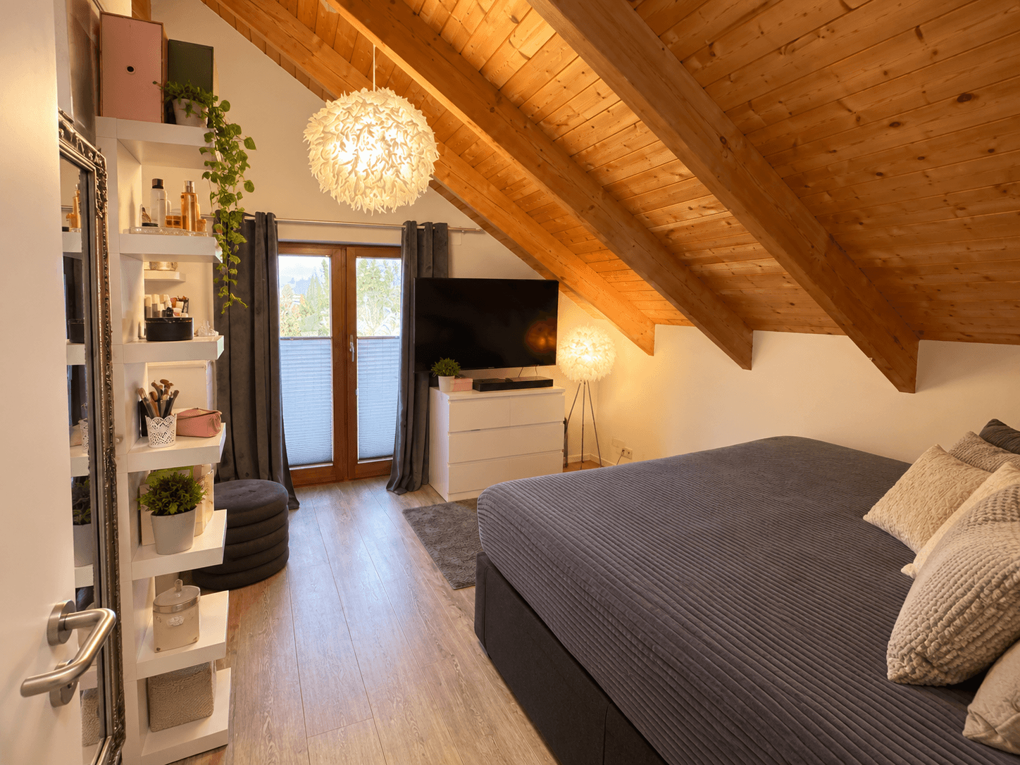 Schlafzimmer unter dem Dach mit Balkonzugang