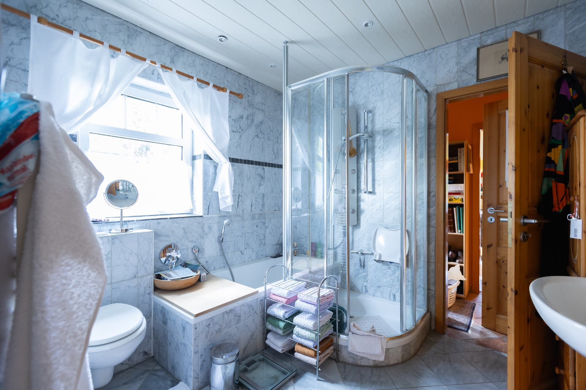 Weiteres helles Bad mit Dusche und Wanne