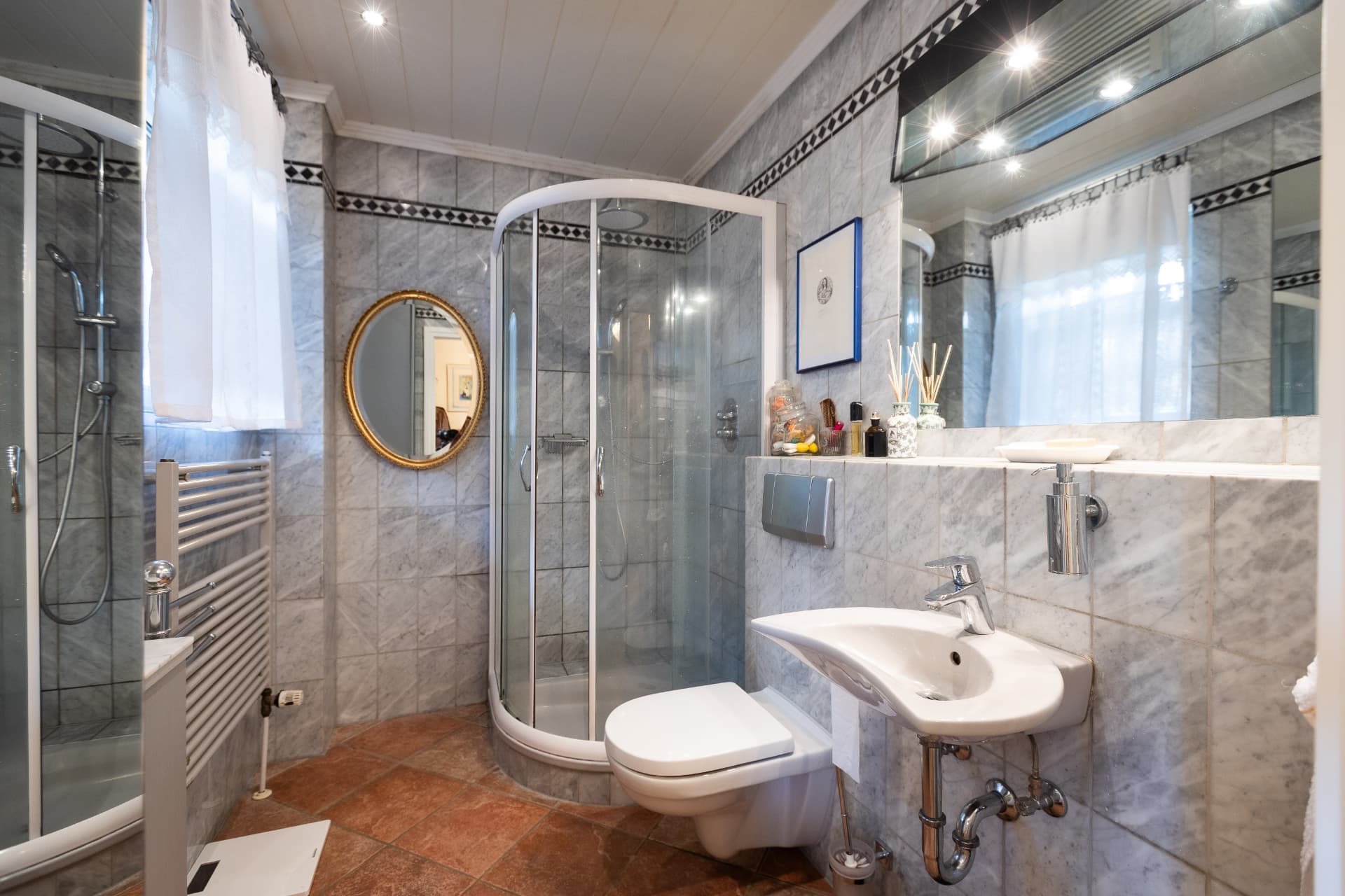 Modernes Vollbad mit Dusche, Waschbecken und hellen Fliesen