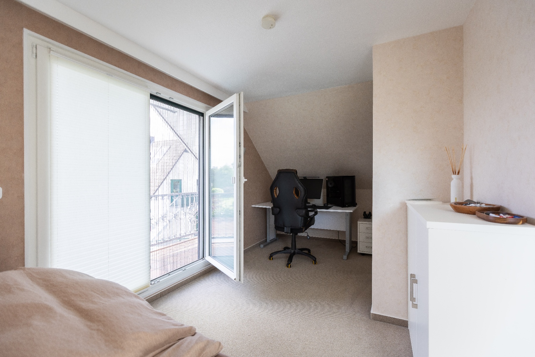 Zimmer im Obergeschoss mit Balkon